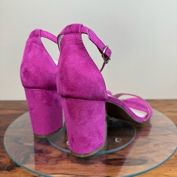 BANDOLINO Women's Armory Dress Sandals - Magenta Faux Suede - Picture 12 of 16